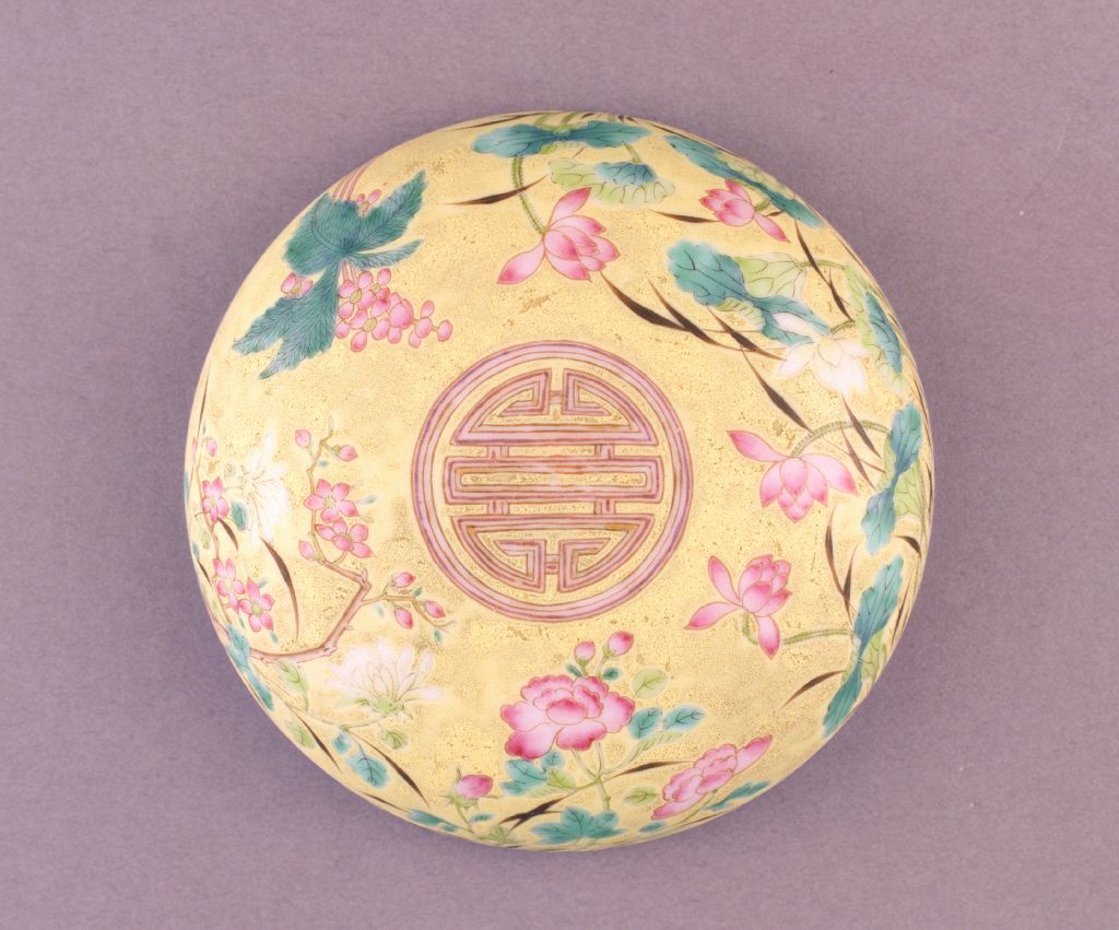 图片[2]-Yellow ground pastel flower pattern group longevity character cover box-China Archive